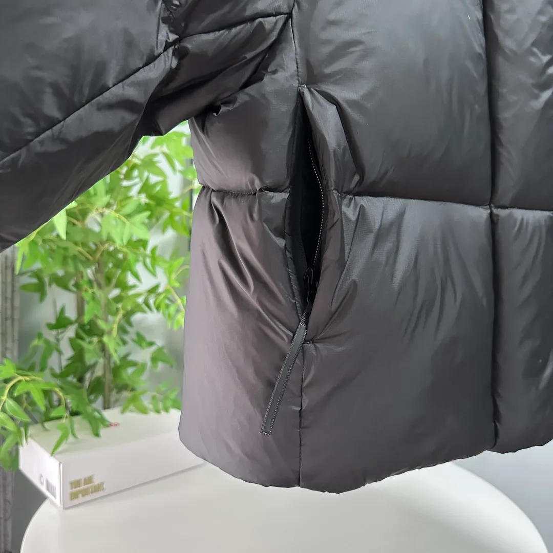 P780 Style number: Y112 𝗚𝗮𝗻𝗮𝗱𝗮 𝗚𝗼𝗼𝘀𝗲｜Canada Goose Cypress series women's short puff/down jacket Color: black, silver Size: XS, S, M, Customized original high-density waterproof recycled Feather-Light tear-resistant fabric, waterproof and windproof, light and fluffy. The interior adopts nylon double-layer sealing design! The interior is filled with 90% white duck down of the national standard, and the down content is as high as 350 grams. Fluffy, plump and soft to the touch.